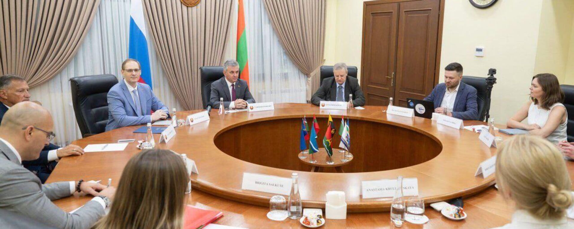 Лидер Приднестровья Вадим Красносельский провел встречу с делегацией с представителем Европейской службы внешних связей Доротой Длоухи-Сулигой - Sputnik Молдова, 1920, 03.07.2025