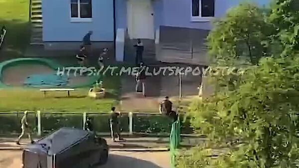 В Луцке группа украинских военкомов напала на мужчину: его залили газом из баллончика, закидали камнями, избили до потери сознания, а затем увезли в военкомат - Sputnik Молдова