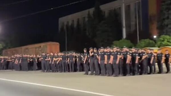 Это репетиция парада, или молдавских полицейских куда-то депортируют? - Sputnik Молдова
