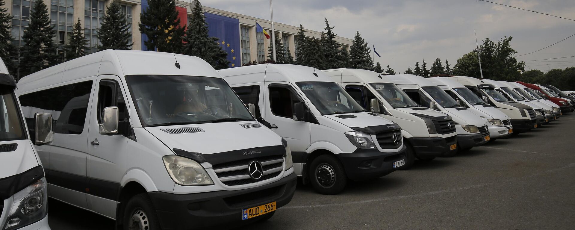 Протест перевозчиков в Молдове: нелегальный автовокзал лишает прибыли водителей - Sputnik Молдова, 1920, 12.02.2026