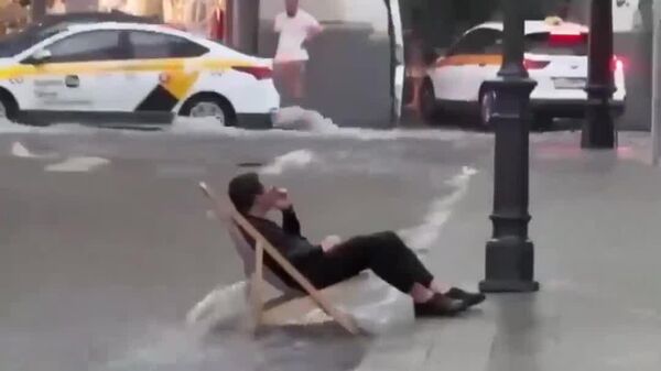 Обстановка в Москве во время сегодняшнего ливня, сменившего 35-градусную жару - Sputnik Молдова