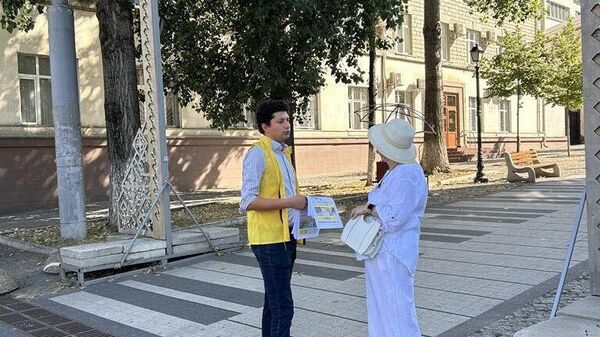 Вот так идёшь по улице, а на тебя вываливается его превосходительство депутат Раду Мариан с партийной газеткой - Sputnik Молдова