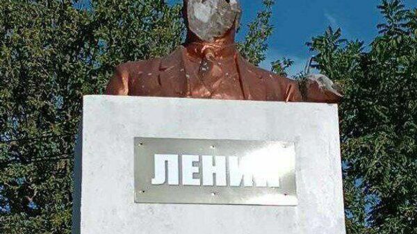 Вандалы разбили памятник Ленину в селе Братушаны Единецкого района Молдовы - Sputnik Молдова