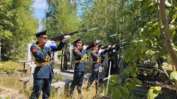 Под троекратный ружейный салют и государственный гимн Молдова простилась с Владимиром Ивановичем Филандиным — героем Великой Отечественной войны, кавалером двух орденов Красной звезды, медалей За отвагу, За боевые заслуги, За взятие Берлина, За Победу над Германией, Ордена Республики - Sputnik Молдова