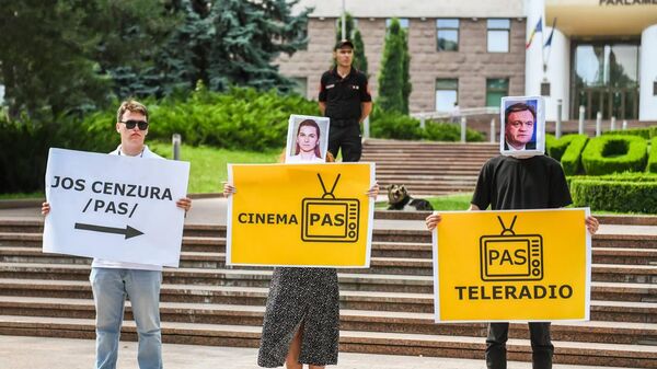 Флешмоб Молодой гвардии у здания парламента Молдовы - Sputnik Молдова