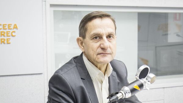 Молодежь уезжает не из-за зарплат, а из-за отсутствия стабильности — Калак - Sputnik Молдова