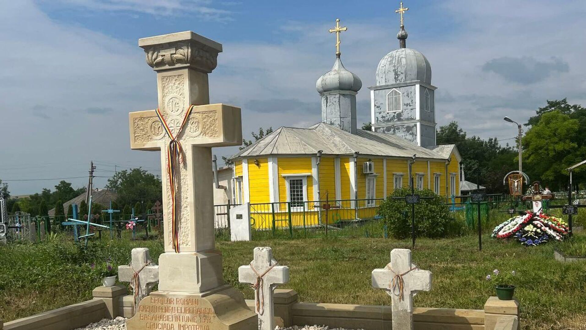 В Молдове снова героизируют нацизм: на севере страны открыт памятник румынским героям В Молдове снова героизируют нацизм: на севере страны открыт памятник румынским героям - Sputnik Молдова, 1920, 21.07.2025