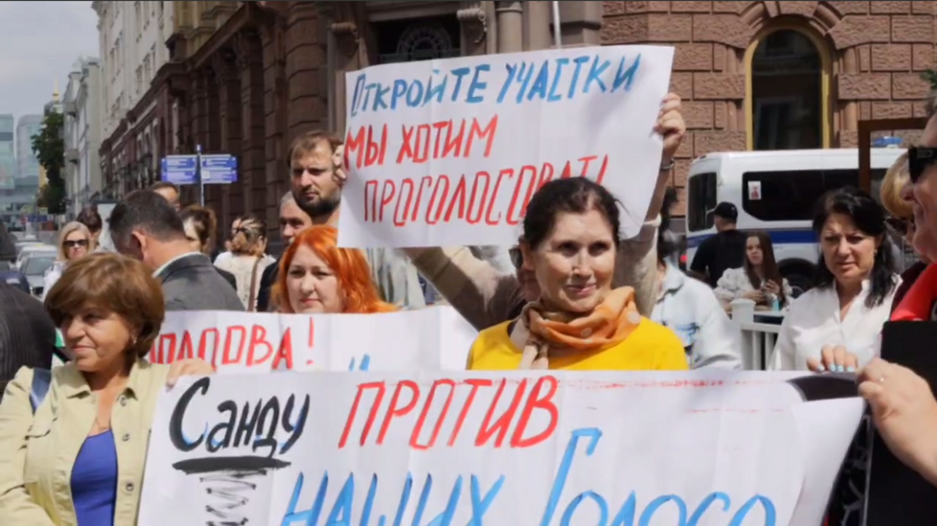 Молдавская диаспора в Москве требует увеличить количество участков для голосования на парламентских выборах Молдавская диаспора в Москве требует увеличить количество участков для голосования на парламентских выборах - Sputnik Молдова, 1920, 23.07.2025