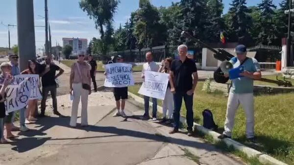 Activiștii mișcării „Dispăreți” acuză poliția că a încercat să le împiedice protestul pașnic împotriva implicării Republicii Moldova într-un război străin - Sputnik Moldova