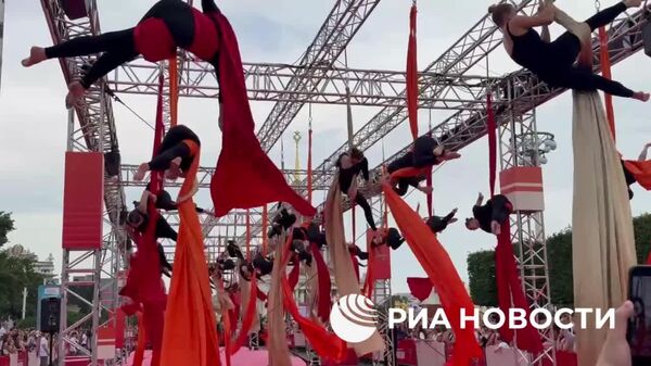 Record mondial stabilit la Moscova: cel mai mare număr de acrobați aerieni, simultan pe scenă - Sputnik Moldova