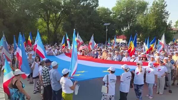 На митинге в поддержку башкана Евгении Гуцул в Чадыр-Лунге развернули огромные флаги Молдовы и Гагаузии — в знак солидарности и единства - Sputnik Молдова
