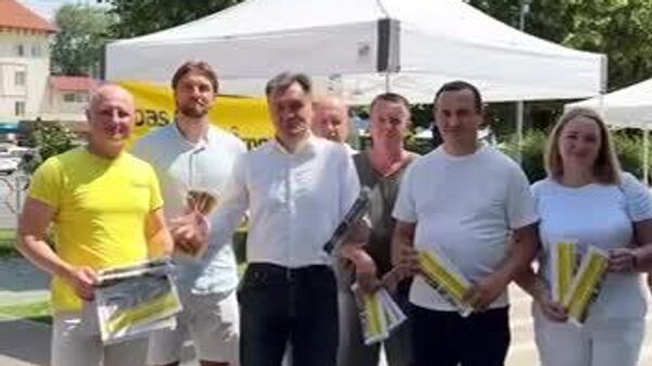 Prim-ministrul Dorin Recean s-a remarcat azi la împărțit ziare pro-PAS - Sputnik Moldova