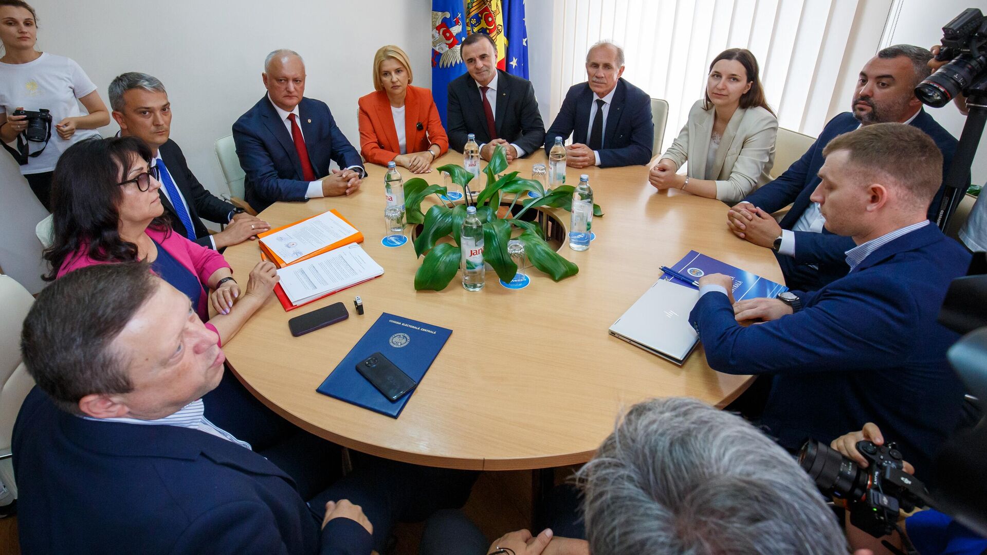 Reprezentanții PSRM, „Inima Moldovei” și „Viitorul Moldovei” au depus la CEC actele pentru înregistrarea blocului electoral constituit Reprezentanții PSRM, „Inima Moldovei” și „Viitorul Moldovei” au depus la CEC actele pentru înregistrarea blocului electoral constituit - Sputnik Moldova, 1920, 29.07.2025