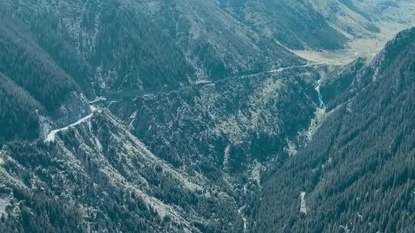 Imaginile uimitoare surprinse din dronă dezvăluie o parte din creasta spectaculoasă a Munților Făgăraș, cu versantul nordic străbătut de celebrul Transfăgărășan și înconjurat de păduri sălbatice, cu o valoare ecologică deosebită - Sputnik Moldova
