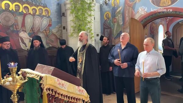 Imagini cu participarea lui Putin și Lukașenko la slujba religioasă din biserica Icoanei Maicii Domnului din Smolensk sunt publicate de Kremlin - Sputnik Moldova