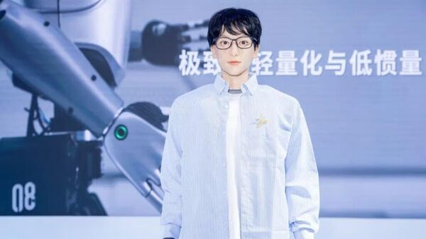 Un robot umanoid din China a fost admis pentru prima dată la studii de doctorat; se numește Xueba și va studia teatrul, cinematografia și opera tradițională chineză, scrie South China Morning Post - Sputnik Moldova