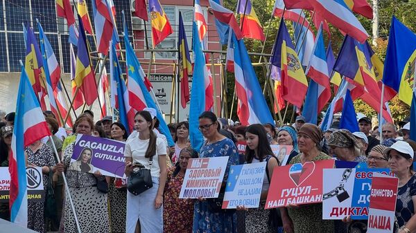 Люди на митинге в поддержку Евгении Гуцул в Комрате - Sputnik Молдова