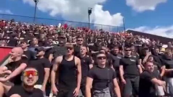 В соцсетях расходятся кадры из Ровно, где ультрас местной команды Верес на матче с киевским Динамо зигуют на стадионе с криками Украина, слава нации - Sputnik Молдова