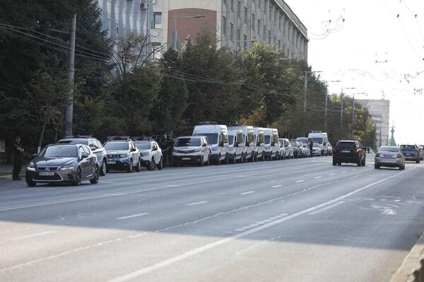 Такого почетного эскорта из почти двух десятков машин полицейских и карабинеров не удостаивалась даже глава Еврокомиссии Урсула фон дер Ляйен - Sputnik Молдова