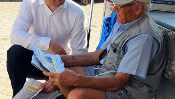 А на колени встанет, чтобы у него газетку взяли? - Sputnik Молдова