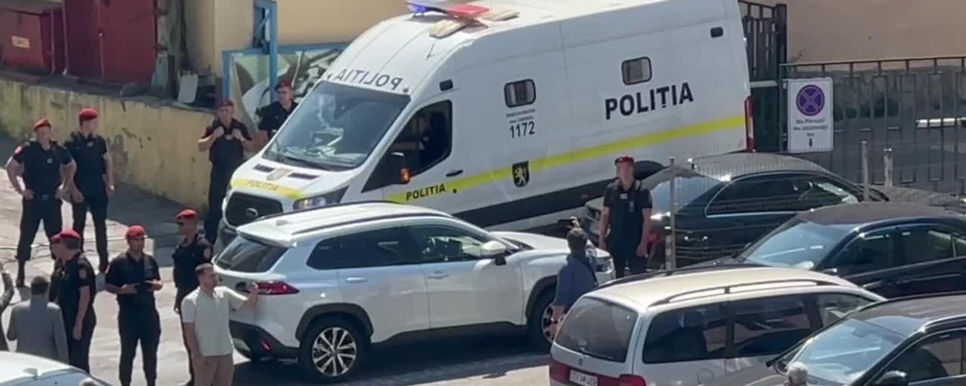 Башкана Гагаузии Евгению Гуцул вывозят из здания суда на автозаке под крики толпы Позор! и Свободу башкану! - Sputnik Молдова, 1920, 05.08.2025