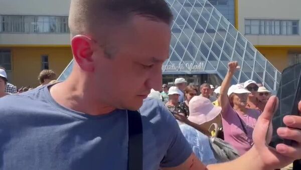 Наемные провокаторы режима жалуются на камеру, что их побили сторонники Гуцул на акции протеста - Sputnik Молдова