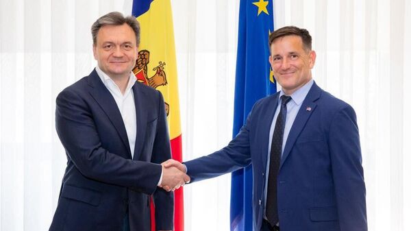 Тут премьер Молдовы Дорин-без-галстука Речан поручкался с очередным временным поверенным в делах посольства США в Молдове Ником Петровичем - Sputnik Молдова