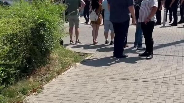 Наемный провокатор режима Андони угрожает депутату, представителю блока Победа Василе Боле на митинге в поддержку Гуцул - Sputnik Молдова