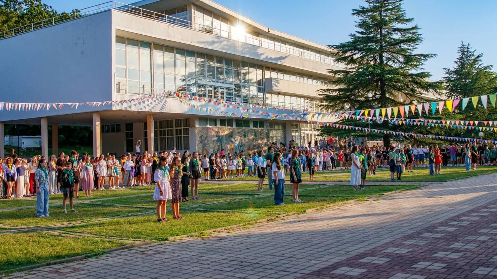 Завершилась международная смена победителей конкурсов движения Победа 9/45 - Sputnik Молдова, 1920, 08.08.2025