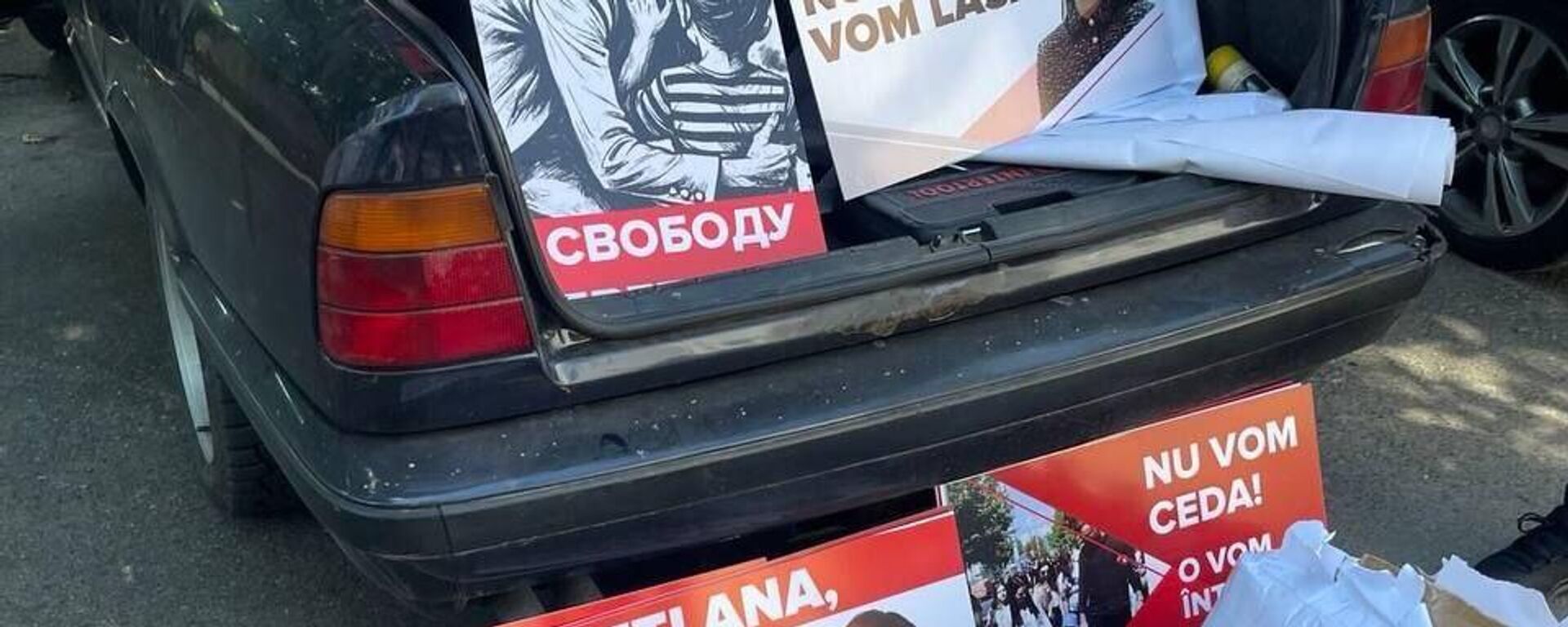 Полиция торжественно показала предметы, которые везли на акцию протеста в машинах, задержанных полицией - Sputnik Молдова, 1920, 10.08.2025