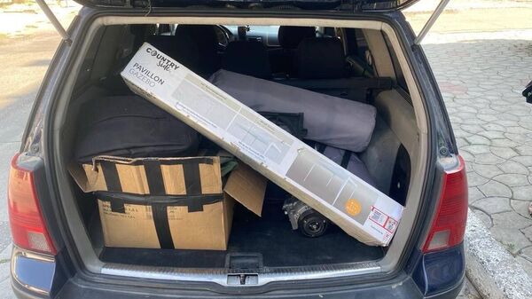 Poliția a demonstrat solemn obiectele care erau transportate la protest în mașinile reținute azi - Sputnik Moldova