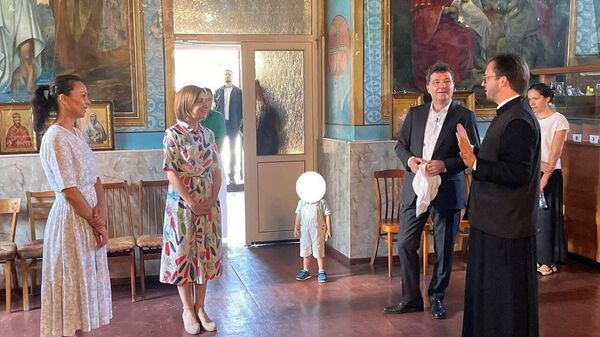 Ну объясните уже в конце концов президентке, что в православный храм женщины входят с покрытой головой - Sputnik Молдова