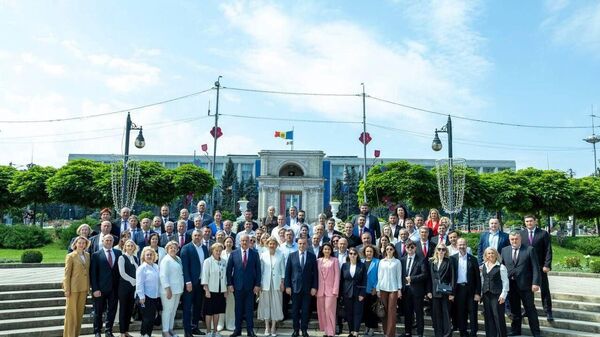 Imagine de grup a candidaților Blocului Electoral Patriotic, format din PSRM, PCRM, Inima Moldovei și Viitorul Moldovei, după ce blocul a depus azi actele la CEC - Sputnik Moldova