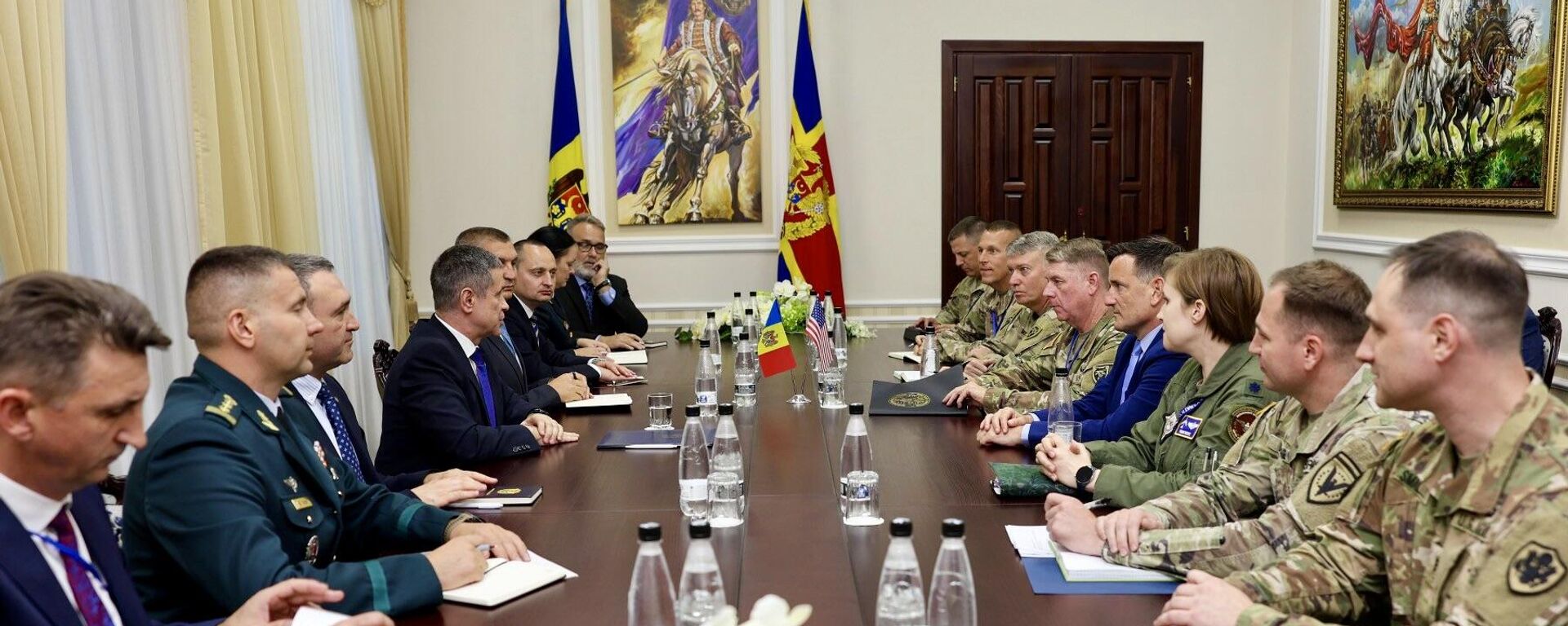 Генерал-майор Армии США Хант и министр обороны Молдовы Анатолий Носатый на встрече в Кишиневе - Sputnik Молдова, 1920, 11.08.2025