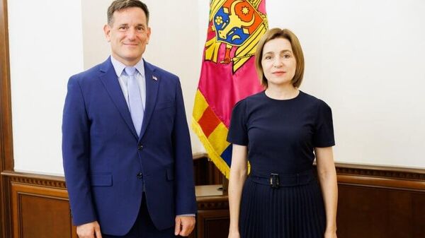 Майя Санду встретилась с новым временным поверенным в делах США в Молдове Ником Петровичем - Sputnik Молдова
