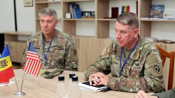 Генерал-майор Хант встретился с министром обороны Анатолием Носатым и руководством Национальной армии - Sputnik Молдова