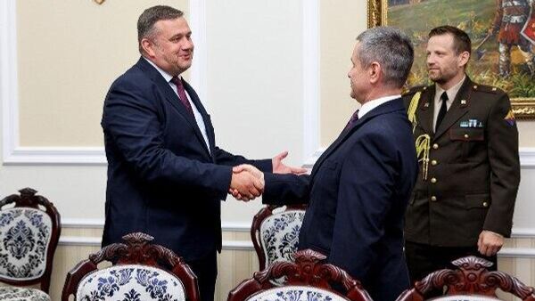 Ба, какие люди! Новый военный-аташе Латвии представлен министру обороны Молдовы Анатолию Носатому - Sputnik Молдова