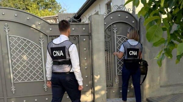 Arhitectul din Comrat a fost reținut sub suspiciunea de trafic de influență și corupție, au anunțat reprezentanții Centrului Național Anticorupție în urma perchezițiilor - Sputnik Moldova