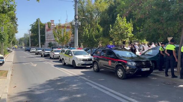 Protestatarii din fața penitenciarului unde este deținută bașcana Găgăuziei refuză să respecte cererea poliției de a se muta la 500 de metri de clădire - Sputnik Moldova