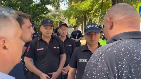 Poliția încearcă să alunge protestatarii din fața Penitenciarului nr - Sputnik Moldova