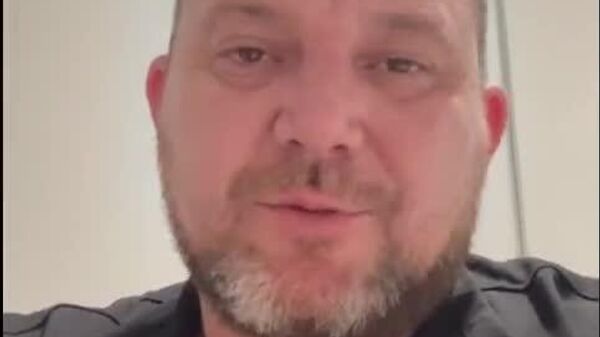 У молдавского оппозиционного блогера Кэлина Габриела юбилей — его в 20-й раз без объяснения причин задерживают в аэропорту Кишинева силовики - Sputnik Молдова