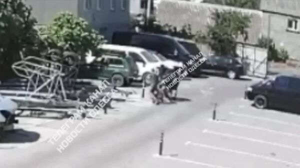 В Одессе сотрудники ТЦК в масках устроили массовое избиение гражданских, которые пытались вступиться за мужчину, пойманного военкомами - Sputnik Молдова