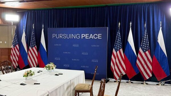 Iată masa la care vor avea loc negocierile dintre Putin și Trump, deja numite istorice - Sputnik Moldova