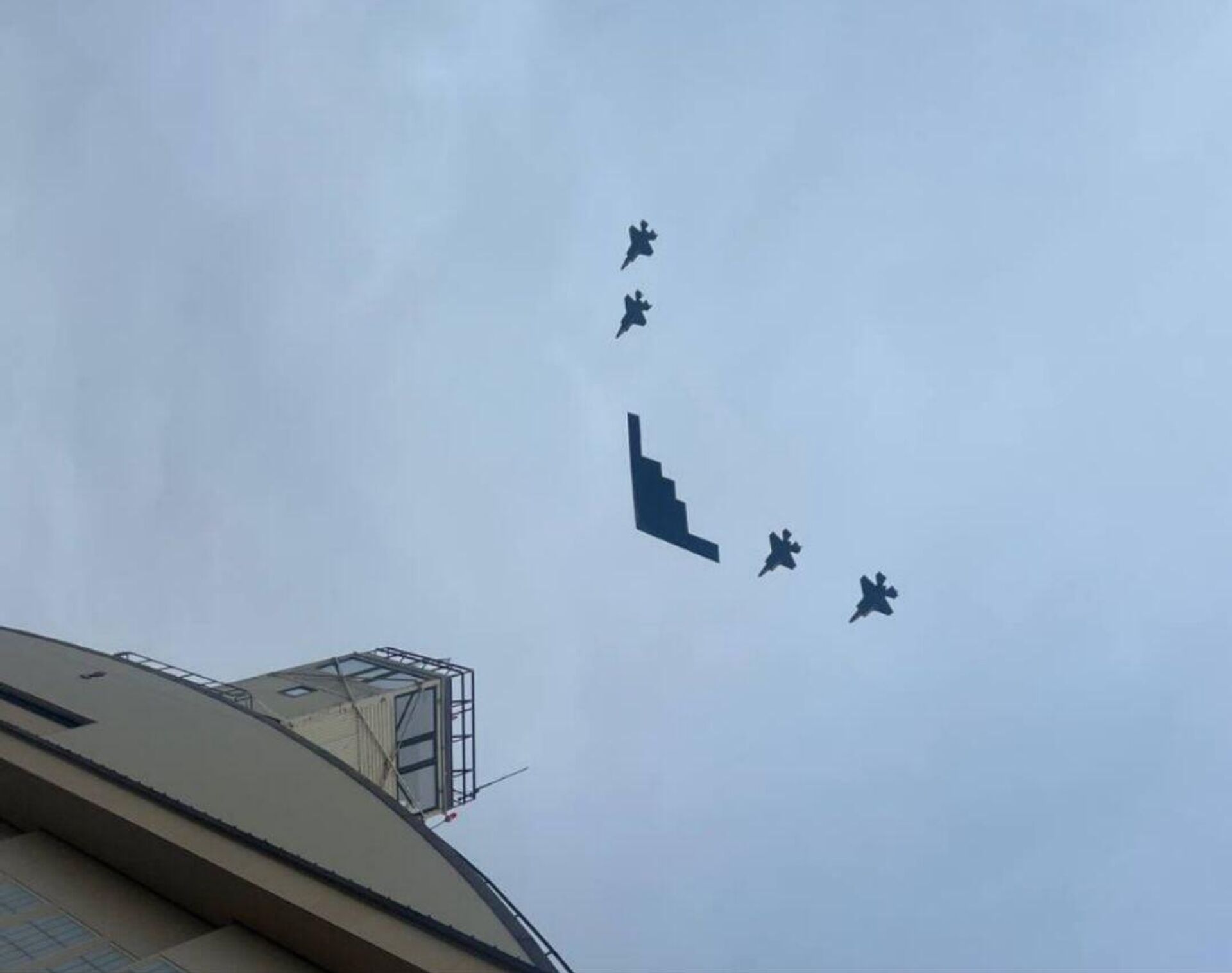 Таким было воздушное приветствие президентов РФ и Соединённых Штатов, продемонстрированное пилотами ВВС США - Sputnik Молдова, 1920, 16.08.2025