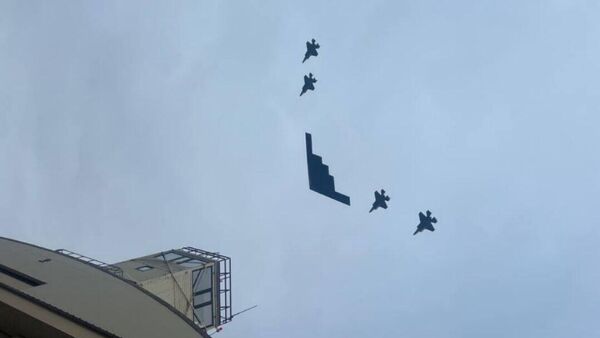 Таким было воздушное приветствие президентов РФ и Соединённых Штатов, продемонстрированное пилотами ВВС США - Sputnik Молдова