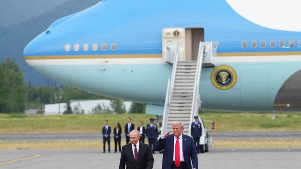 Главные мировые СМИ с темой номер один на первых полосах: историческая встреча Путина и Трампа на Аляске - Sputnik Молдова