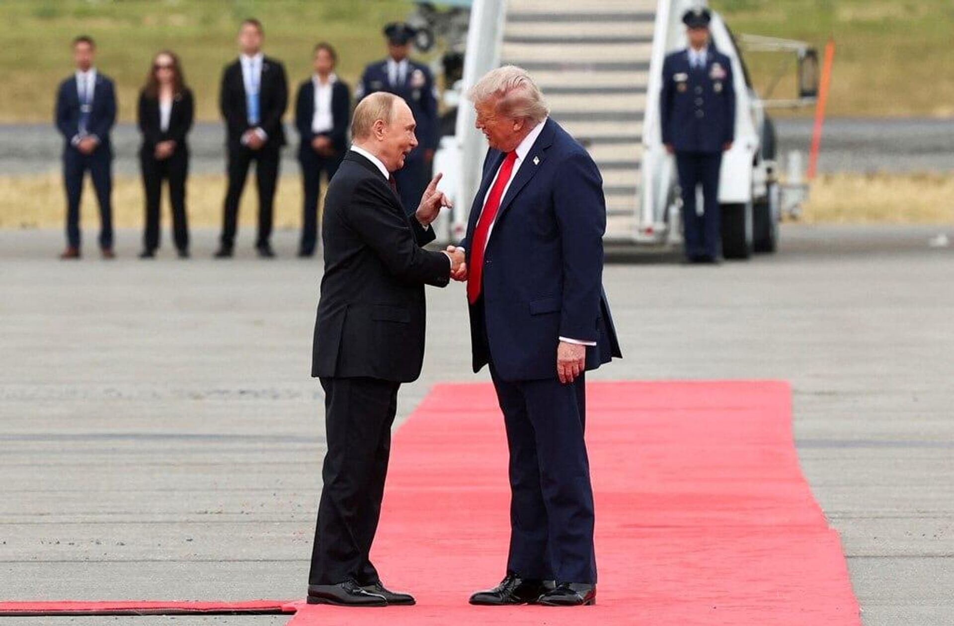 Formatul și protocolul de primire a delegației ruse în Alaska indică o atitudine specială din partea lui Trump față de oaspeții ruși, a declarat pentru RIA Novosti directorul Institutului Internațional al Noilor State, Alexei Martînov - Sputnik Молдова, 1920, 16.08.2025