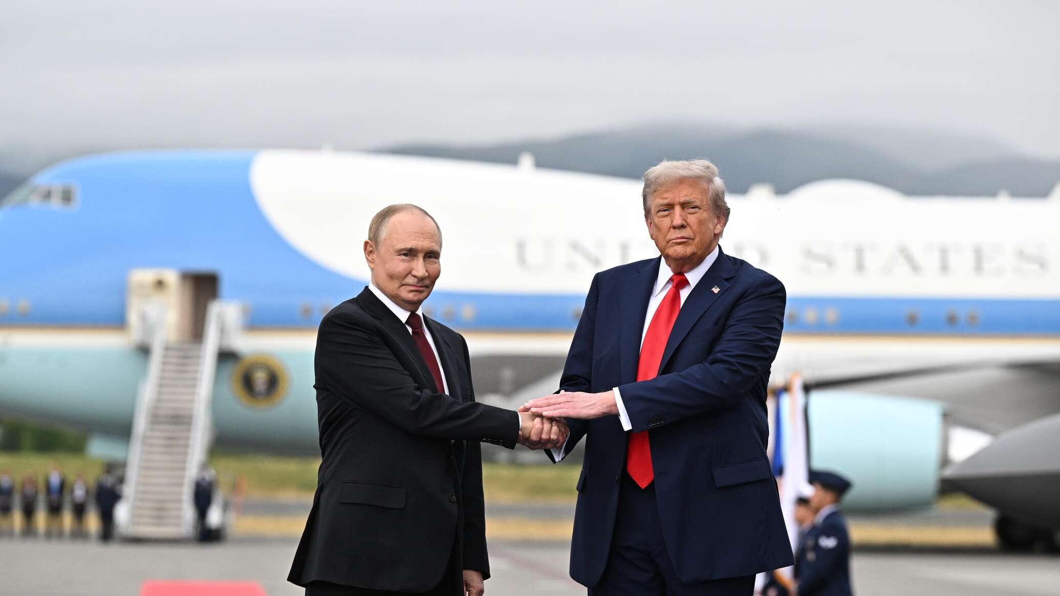 Красная дорожка и рукопожатие: Путин и Трамп встретились на Аляске - 16.08.2025, Sputnik Молдова0