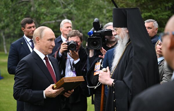 Президент Владимир Путин возложил цветы к могилам советских воинов на Аляске - Sputnik Молдова