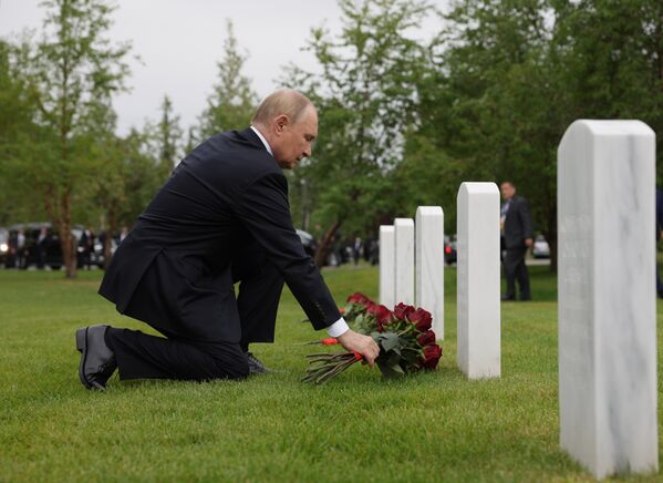Президент Владимир Путин возложил цветы к могилам советских воинов на Аляске12